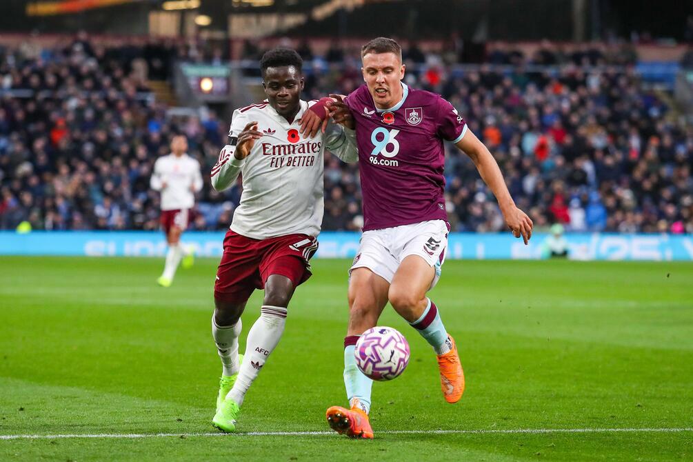 Arsenal venció a Burnley y quedó muy cerca del título